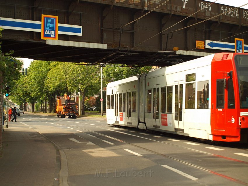 LKW riss Oberleitung ab Koeln Deutz Am Schnellert Siegburgerstr P175.JPG